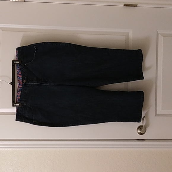 Basic Editions Capri - Picture 1 of 4